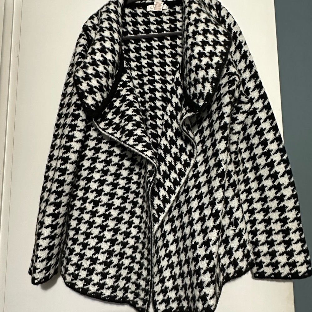 Ellen Tracy Black and White Patterned sweater Jacket